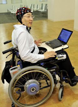Toyota fauteuil roulant contr&ocirc;le pens&eacute;e