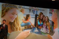 MWC conf LG Optimus 3D 06