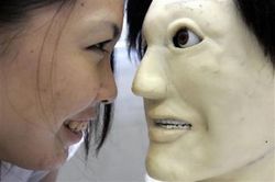 japon robot visage humain