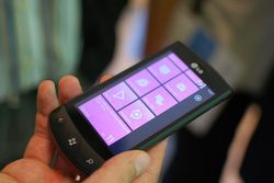 LG Optimus 7 01