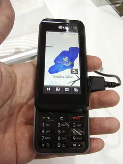 MWC 2008 LG KF700 02