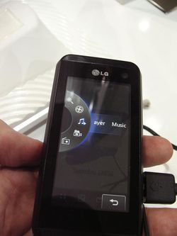 MWC 2008 LG KF700 05