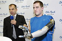 Otto Bock Healthcare bras contr&ocirc;le pens&eacute;e