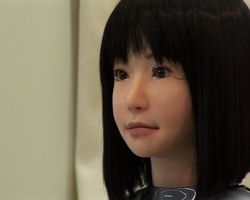 Ucroa, une femme robotisée, future remplaçante de Naomie Campbell ?